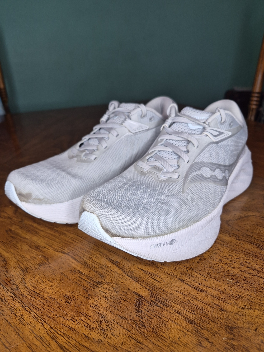 Saucony Women’s Triumph 22 Running Shoes - Light Gray/White PWRRUN